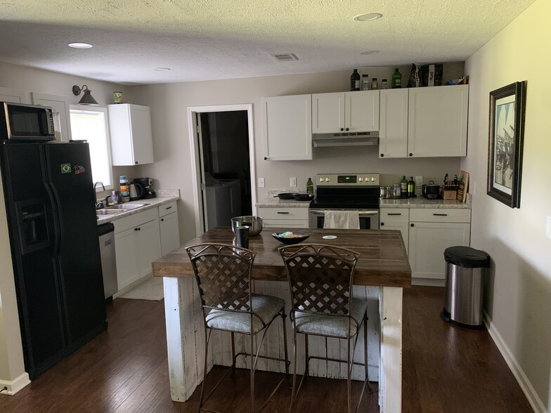 kitchen - 3412 Camellia Cir