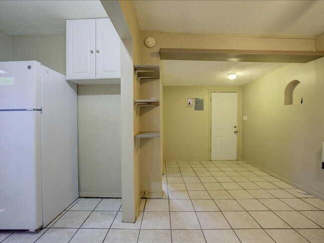 Building Photo - PRICE REDUCTION!!! ALL UTILITIES INCLUDED!