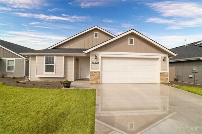 Primary Photo - Beautiful Home Close to Shopping!