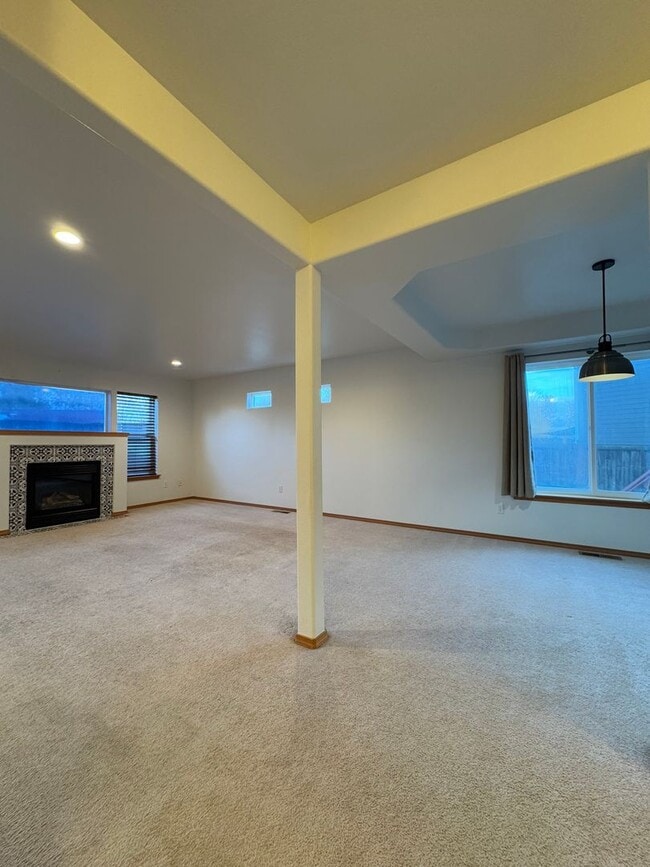 Building Photo - Beautiful Rental with Oversized Yard & Open Layout