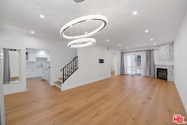 Building Photo - 851 N San Vicente Blvd