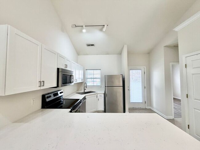 Building Photo - Independence South Brick One Level Patio Home. UPDATED! Open Floor Plan, Clean, Pets Ok!