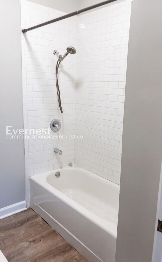 Building Photo - 4 Bed, 2 Bath Home with Fenced Yard / Pet-Friendly / Available Now!
