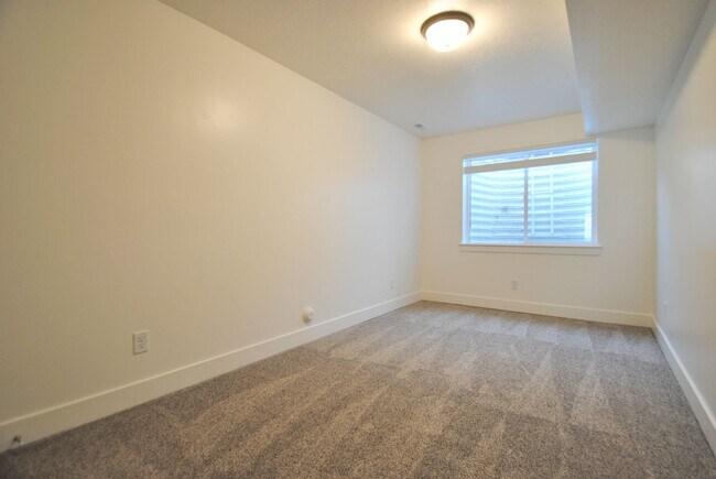 Building Photo - Convenient Tremonton Living | 3-Bed Townhome with Amentities