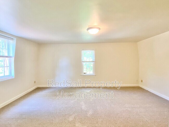 Building Photo - 3928 Oak Dr E