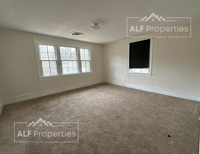 Building Photo - 3BR/2BA | Two Stories | Large Living Room & Dining Room