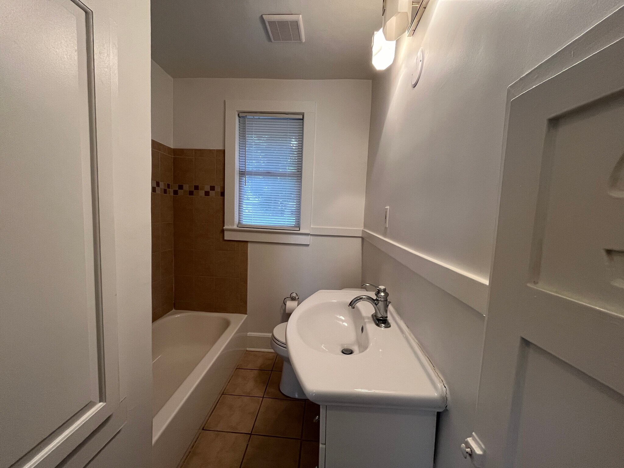 Building Photo - 2114 Arcadia Pl