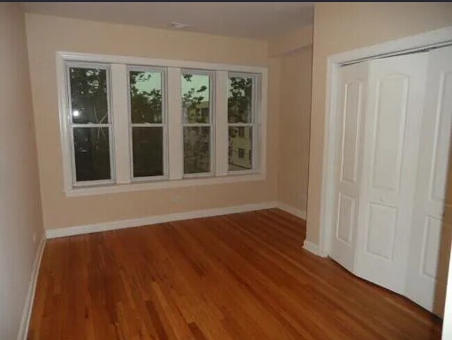 Building Photo - 7211 N Damen Ave