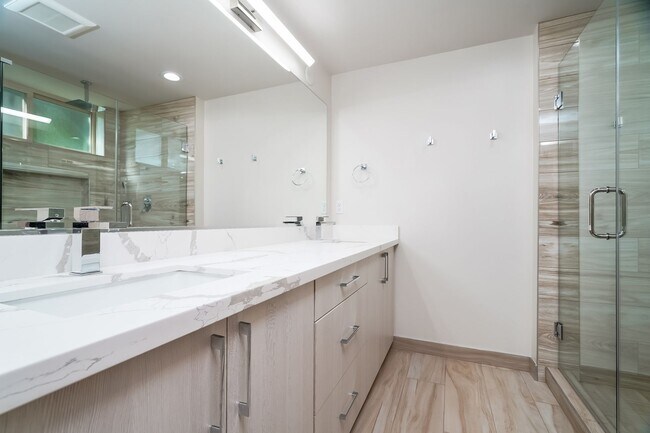 Building Photo - Stylish 3 Bedroom with Rooftop Decks and Dedicated Parking