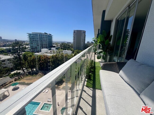 Building Photo - 100 S Doheny Dr