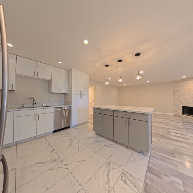 Building Photo - Modern style 2 Bed 2 bath Condo 1st Floor at The Lakes!