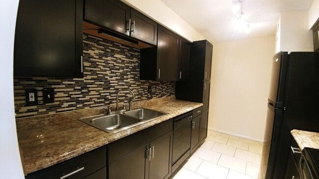 Building Photo - 518 Orange Dr