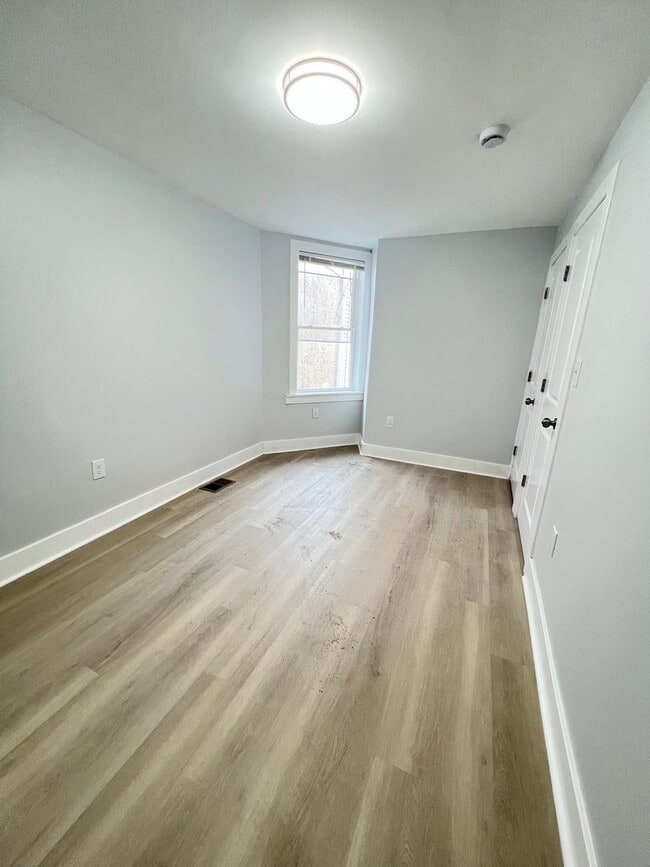 Building Photo - Remodeled 3b/1.5b House in South Philly! Section 8 ONLY!