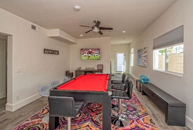 Building Photo - Beautiful Bungalow Home with Heated Pool on Golf Course