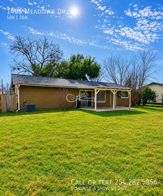 Building Photo - 1406 Meadows Dr