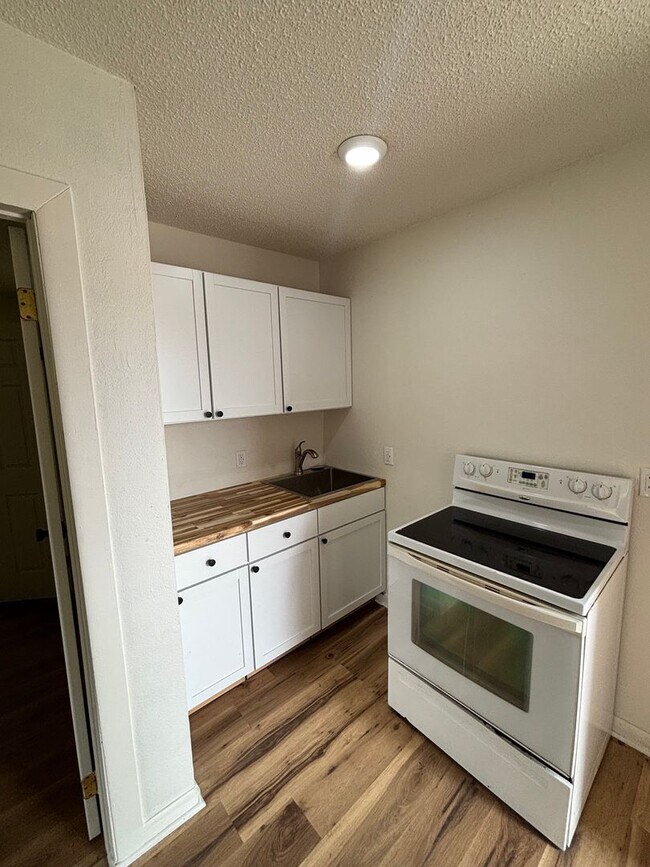 Building Photo - Highland Grove
