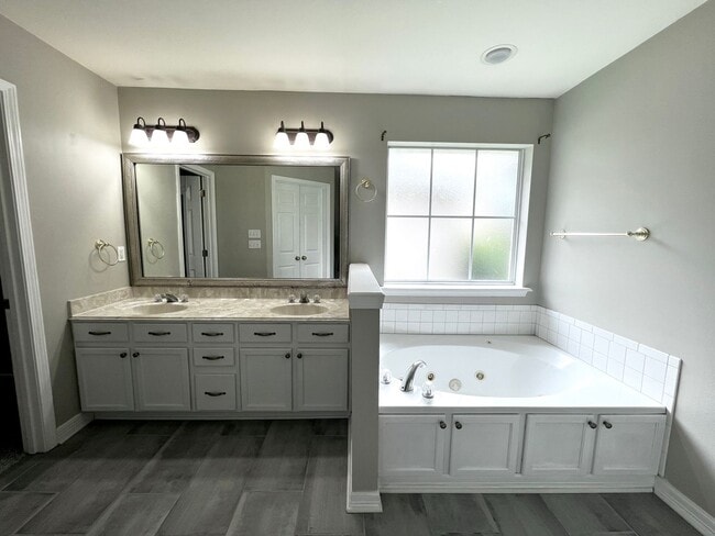 Building Photo - 254 Avondale Ln