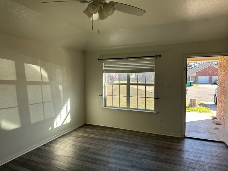 Building Photo - 402 Topeka Ct