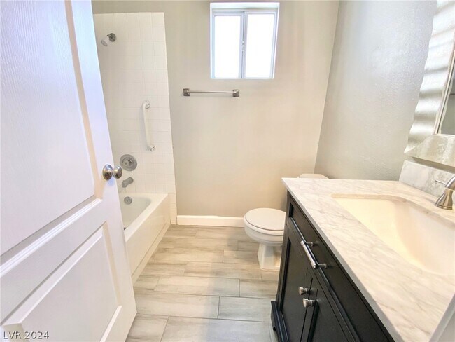 Building Photo - 1900 N Torrey Pines Dr