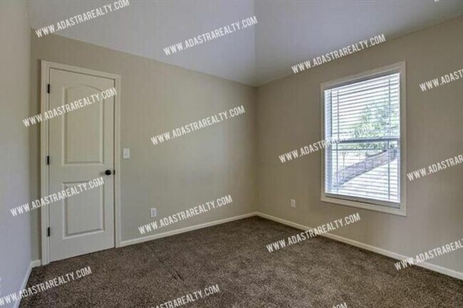 Building Photo - Gorgeous Home in Northwest Olathe-Availabl...