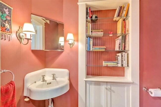 Building Photo - Charming & Pet-Friendly Downtown Gem