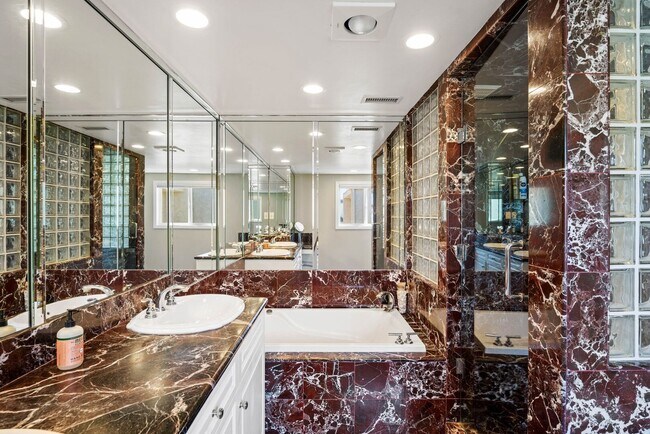 Building Photo - 5 Bedroom + 4 Bathroom Home  | Ocean Opulence | Furnished Monthly Rental