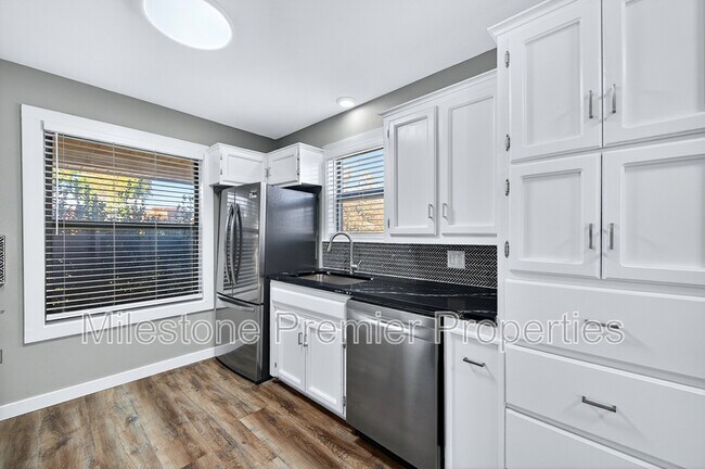 Building Photo - 3014 Jennifer Ave