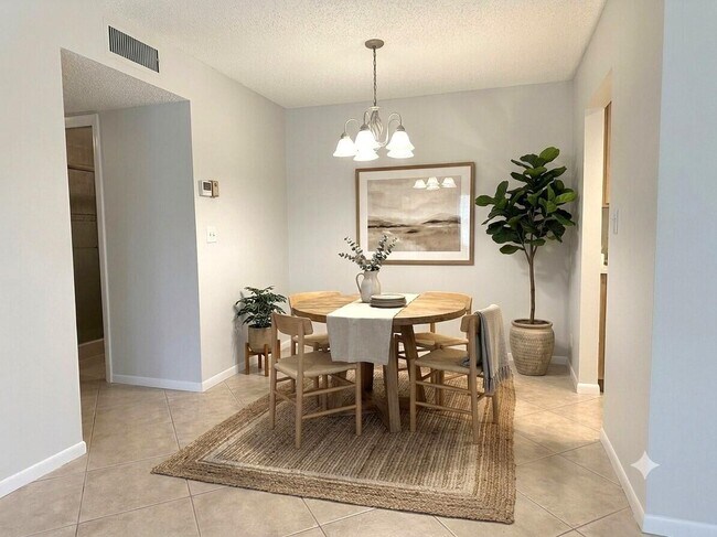 Building Photo - 1202 S Drive Cir