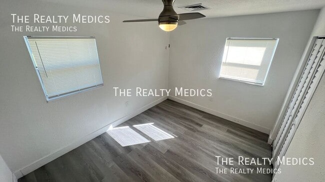 Building Photo - 2530 N Palm Dr