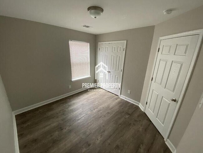 Building Photo - $500 OFF FIRST MONTHS RENT!