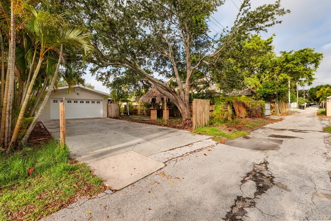 Building Photo - Charming single-family home nestled in des...