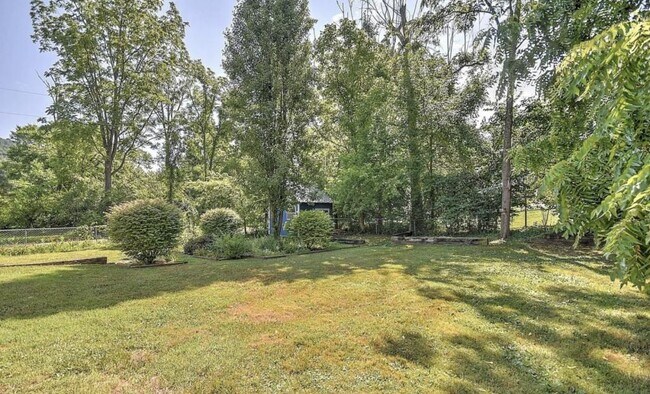 Building Photo - 1832 W Lakeview Dr