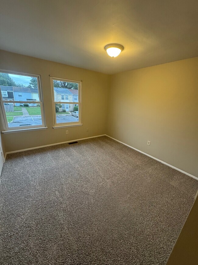 Building Photo - 4666 Greenwood Dr