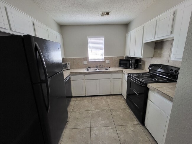 Building Photo - 2 bedroom 1 bathroom house with 1 car garage and central heat and air