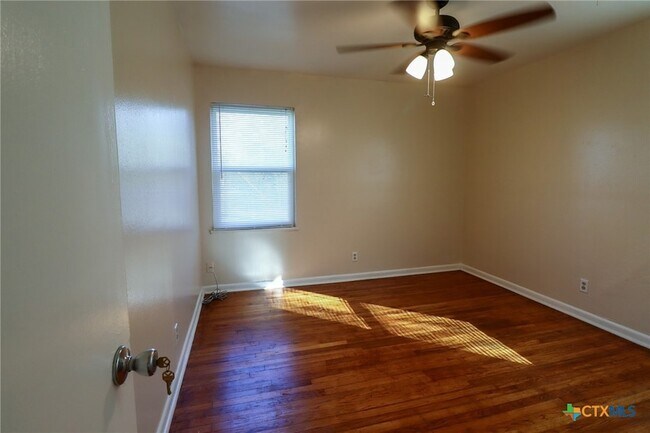 Building Photo - 2701 Hillside Dr