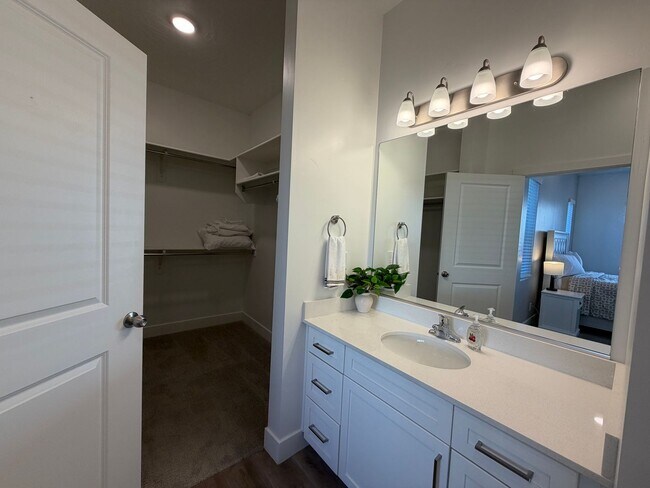 Building Photo - 5801 S Garnet Dr