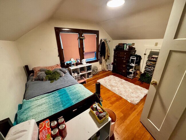 Building Photo - 202 E 7th St