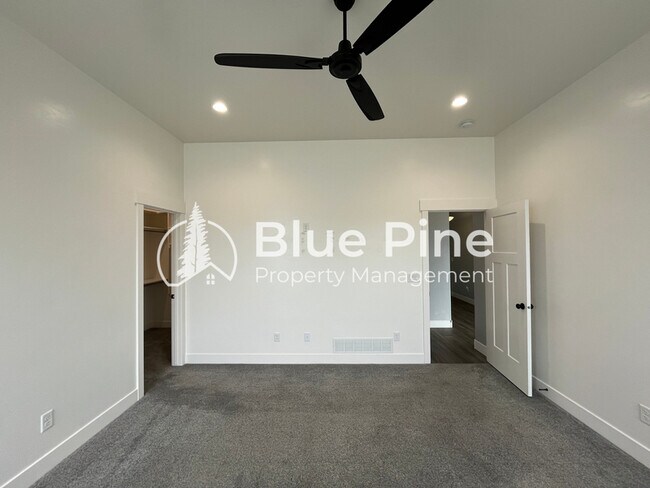 Building Photo - 3237 Harlow Dr