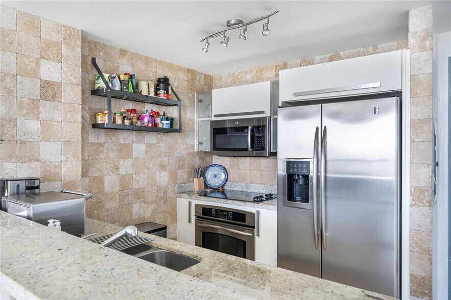 Building Photo - 601 NE 36th St