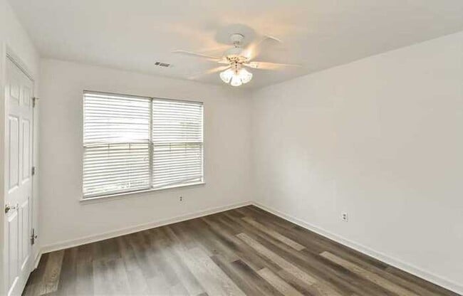 Building Photo - Fantastic 3bd/2ba home! Coming soon!