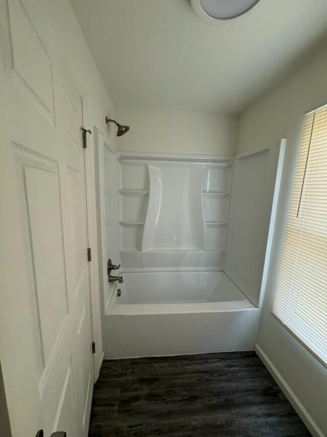 Building Photo - 618 Center St