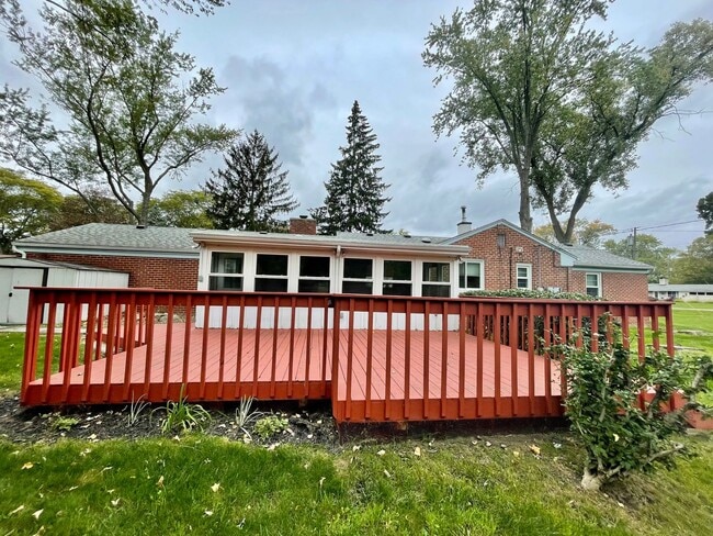 Building Photo - GORGEOUS AND SPACIOUS, 3 BED/2BATH RANCH HOME, BIRMINGHAM SCHOOLS-----DARTMOOR