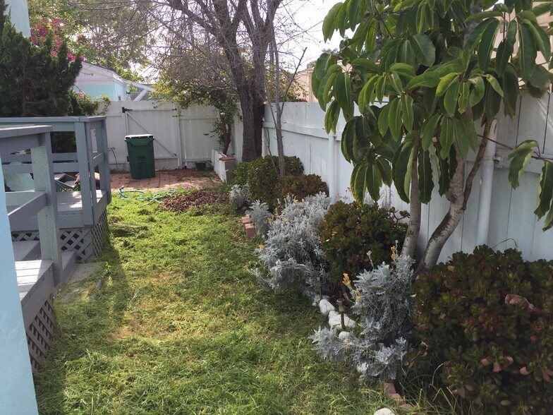 Building Photo - 626 Emory St