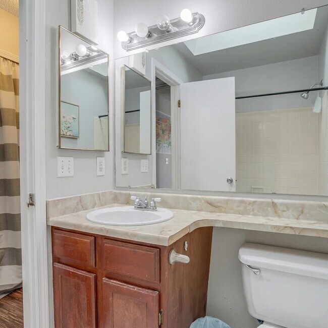 Building Photo - 6435 Chantilly Pl