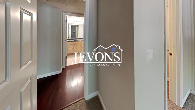 Building Photo - Charming top-floor condo with fully equipp...