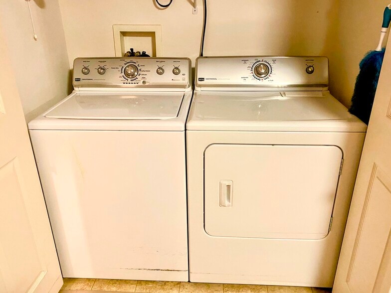 In-unit Full Size Washer and Dryer - 24 Sandstone Ct