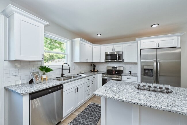 Building Photo - Like New and Move In Ready!