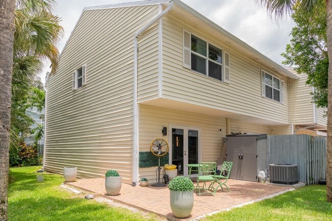 Building Photo - Northeast 15th Avenue, Fort Lauderdale, FL 33305 - 2 BR 1.5 BA townhouse