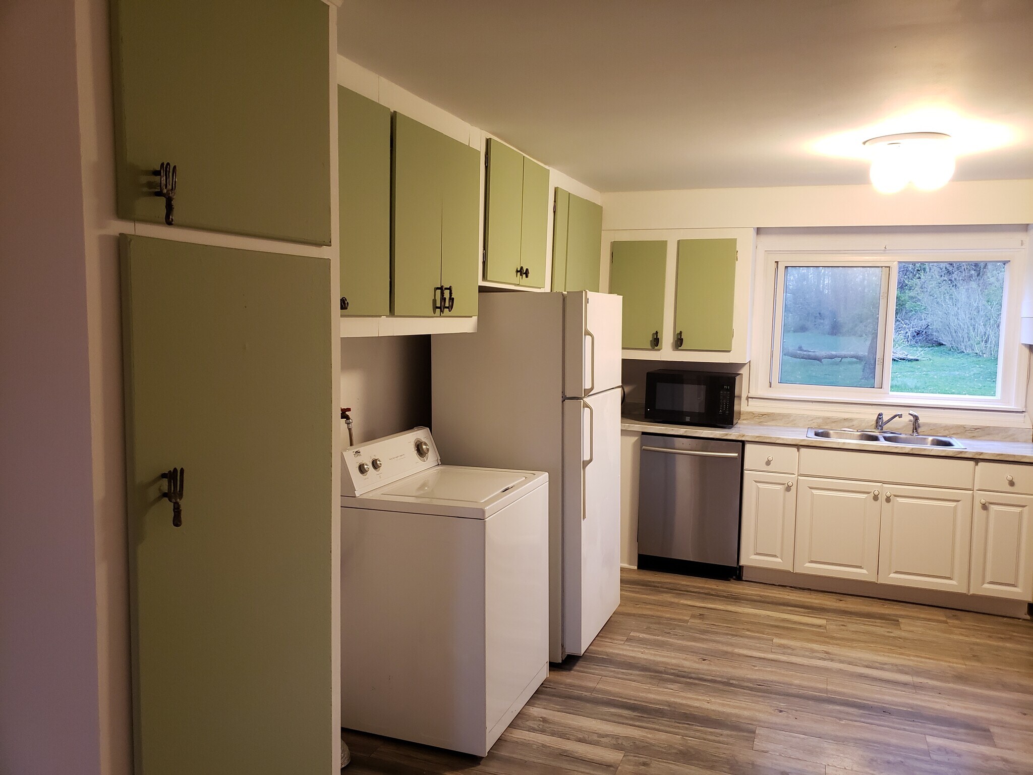 Home comes equipped with washer, refrigerator, dishwasher, microwave and stove. - 10106 Wingfield Rd
