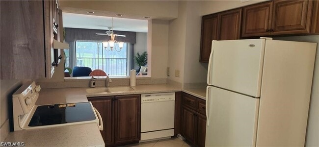 Building Photo - 221 Fox Glen Dr